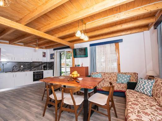 Christos Appartments Lazarata Экстерьер фото